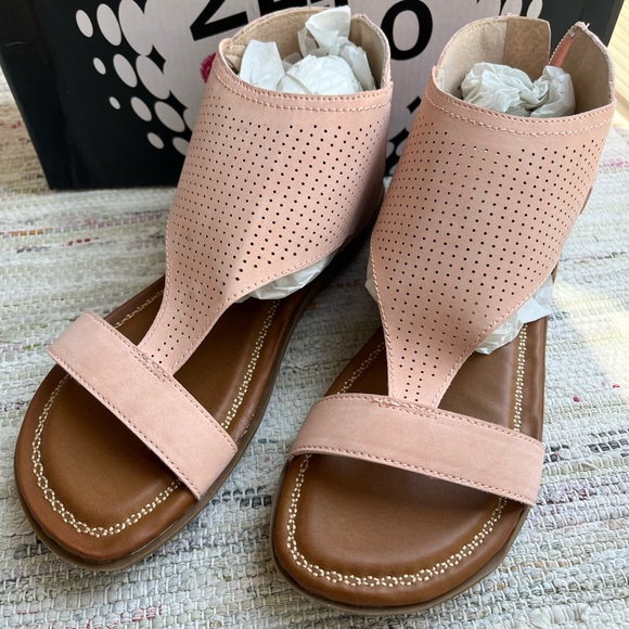 2 Lips Too Shoes - 2 Lips Too Peach Sandals Size 8